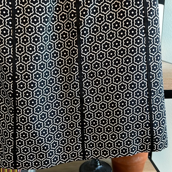 Ann Taylor 100% Silk Black & White Floral Classic Skirt, 2P - Picture 3 of 6